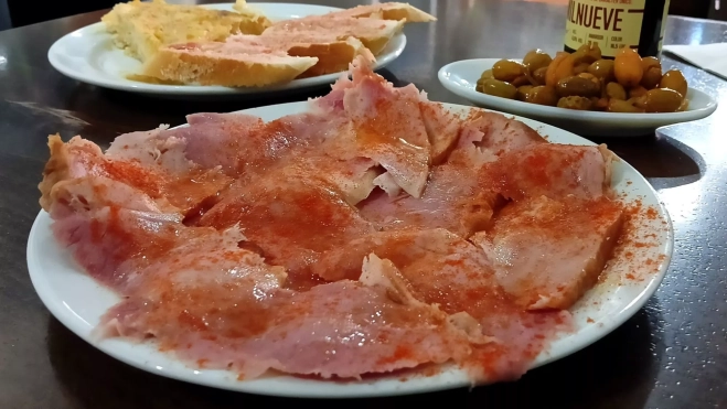 Lacón con tortilla de patatas y 'pa amb tomàquet' en Baixa Limia / Foto: Òscar Gómez