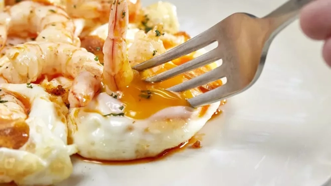 Huevos fritos, gambas al ajillo y manteca colará / TRAGABUCHES Huevos fritos, gambas al ajillo y manteca colará / TRAGABUCHES