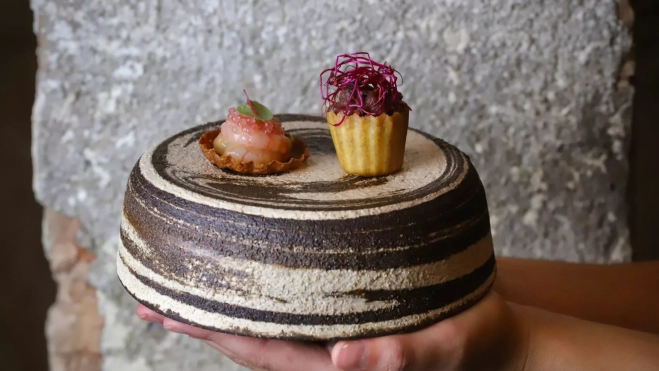 Crepe de mar y tartar, dos aperitivos del restaurante Âme / Foto cedida