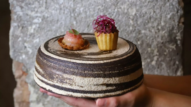 Crepe de mar y tartar, dos aperitivos del restaurante Âme / Foto cedida Crepe de mar y tartar, dos aperitivos del restaurante Âme / Foto cedida