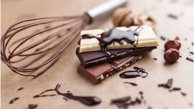 Trozos de tableta de chocolate y chocolate fundido / Foto: Canva