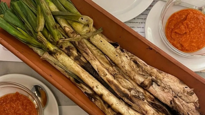 Calçots y romesco en Can Punyetes (Madrid) / Foto: Instagram Calçots y romesco en Can Punyetes (Madrid) / Foto: Instagram
