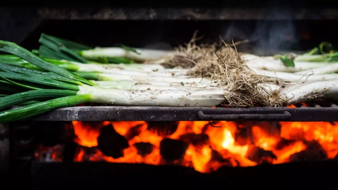 Calçots a la brasa / Foto: Canva Calçots a la brasa / Foto: Canva
