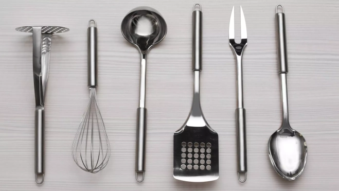 Espátula y otros utensilios de cocina de acero inoxidable / Foto: Canva
