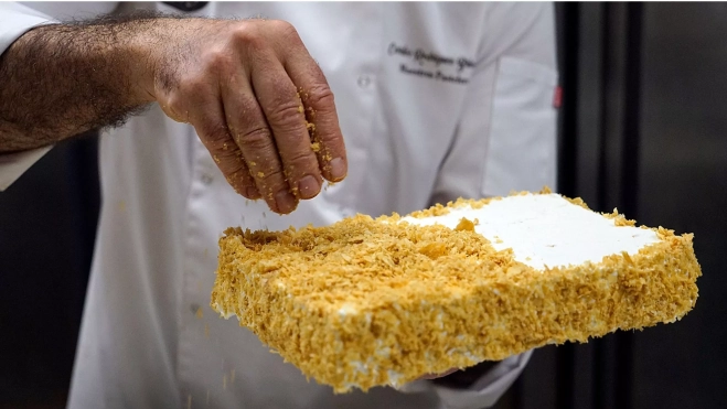 Elaboración de la costrada en el obrador Dulces Duero / Foto: Yolanda Cardo Elaboración de la costrada en el obrador Dulces Duero / Foto: Yolanda Cardo