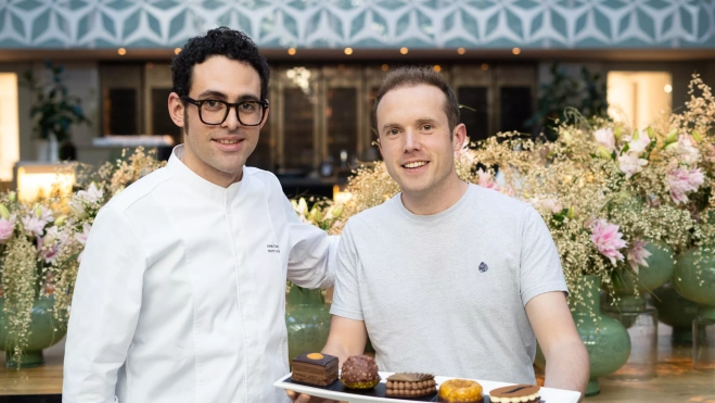 Los pasteleros Josep Esturi y Lluc Crusellas en el hotel Mandarin Oriental de Barcelona / Òscar Gil