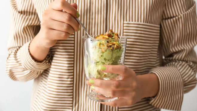 Mujer comiendo un helado de pistachos / Foto: Canva