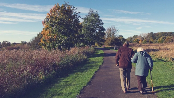 Personas mayores caminando por el campo / Foto: Canva