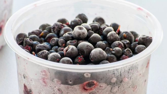 Arándanos congelados en un recipiente de plástico / Foto: Canva Arándanos congelados en un recipiente de plástico / Foto: Canva