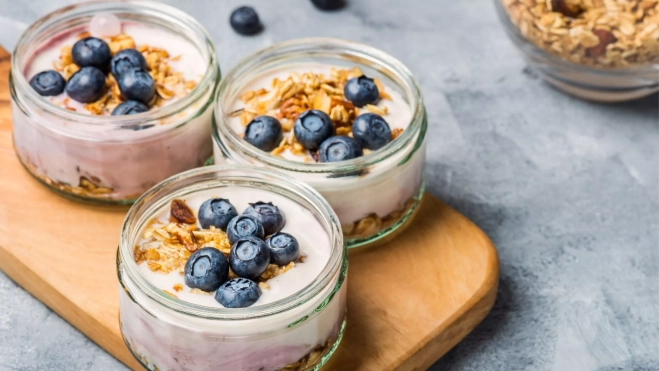 Vasitos de yogur con arándanos / Foto: Canva Vasitos de yogur con arándanos / Foto: Canva