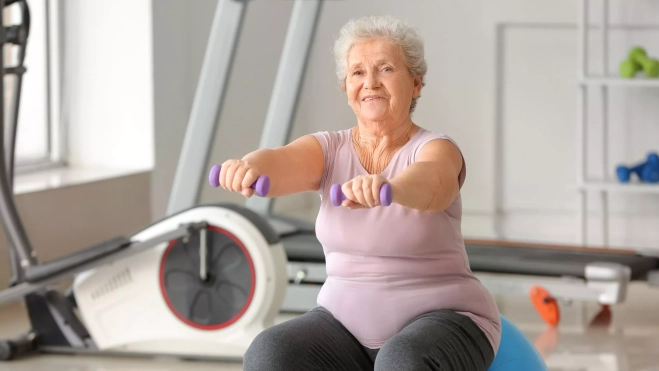 Mujer mayor haciendo ejercicio / Foto: Canva