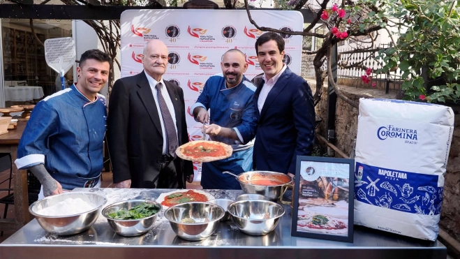 Antonio Pace (AVPN) y Lluís Coromina (Farinera Coromina) con dos pizzaiolos italianos / Foto cedida