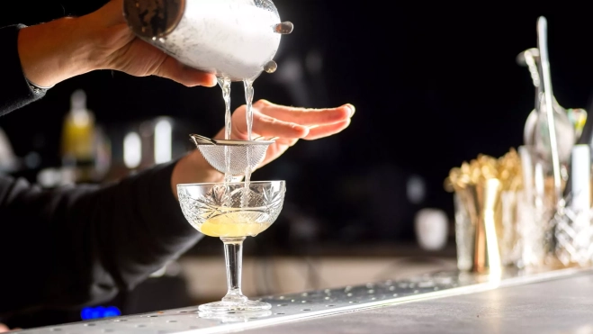 Bartender preparando un cóctel / Foto: Canva