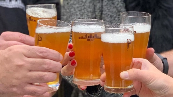 Brindis con cervezas artesanas en el Barcelona Beer Festival / Foto: Instagram