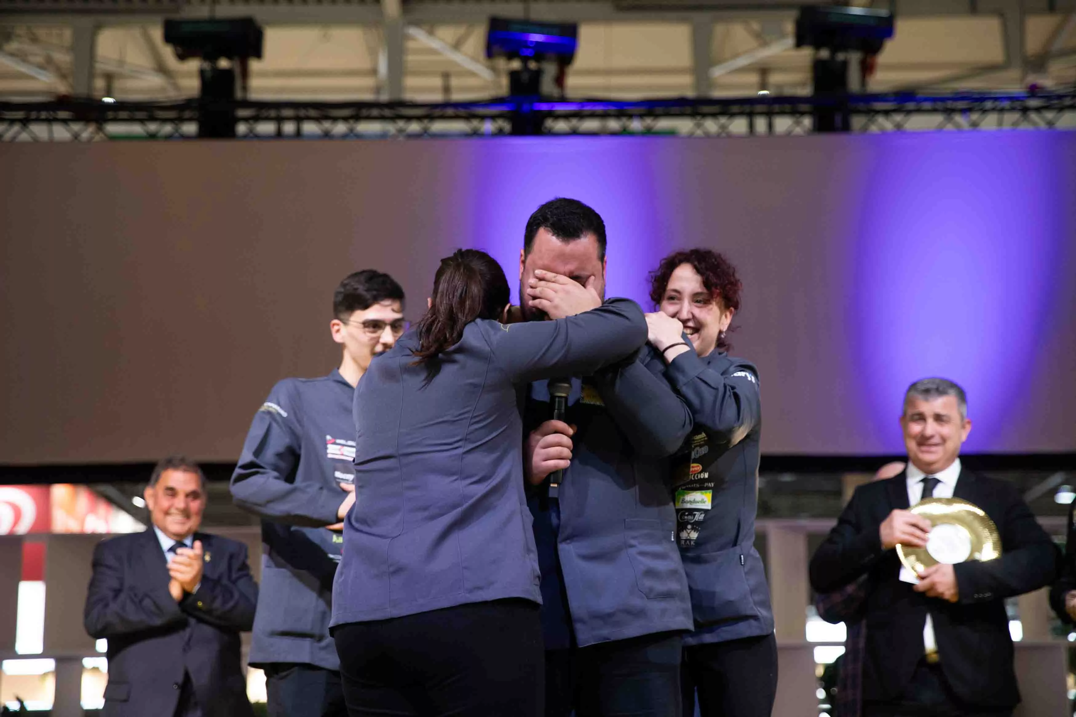 El ganador del concurso Camarero del Año 2024 abrazado por los finalistas / GALA ESPÍN