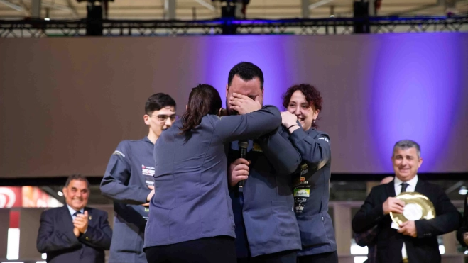 El ganador del concurso Camarero del Año 2024 abrazado por los finalistas / GALA ESPÍN
