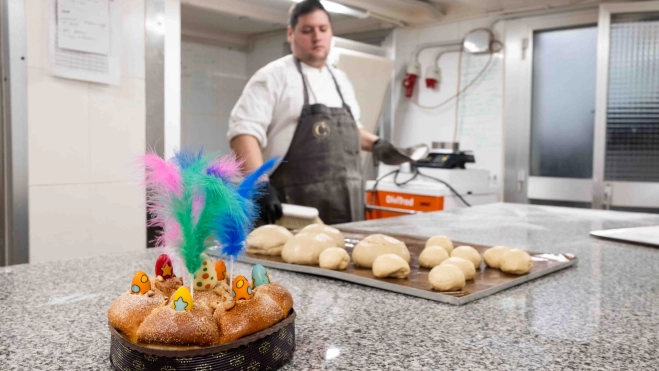 Oriol Carrió prepara monas tradicionales en su obrador / SIMÓN SÁNCHEZ