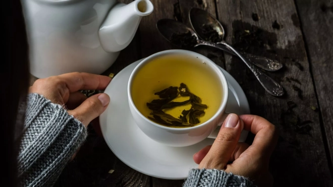 Mujer tomando té verde en una taza / Foto: Canva