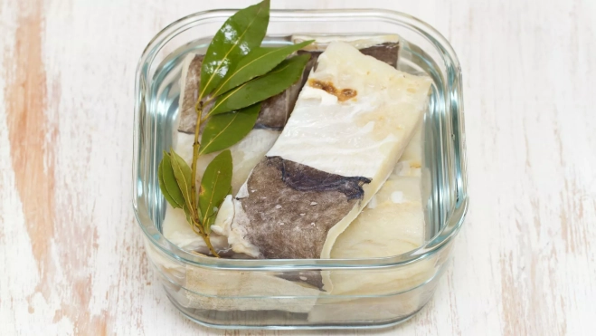 Trozos de bacalao en remojo / Foto: Canva Trozos de bacalao en remojo / Foto: Canva