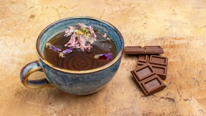 Taza de té y trozos de chocolate / Foto: Canva