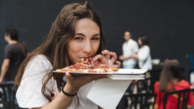 Chica comiendo pizza en el Mahou Pizzas Fest / Foto cedida