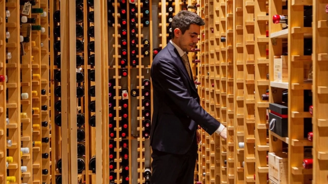 El sumiller Israel Ramírez en la bodega del restaurante Saddle (Madrid) / Foto: Instagram