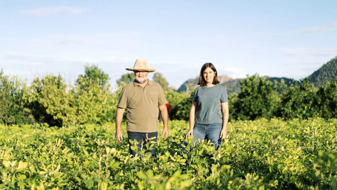 Eduardo y Ana Climent en los cultivos de cacaos de Ca Climent / Foto: Javier Diez