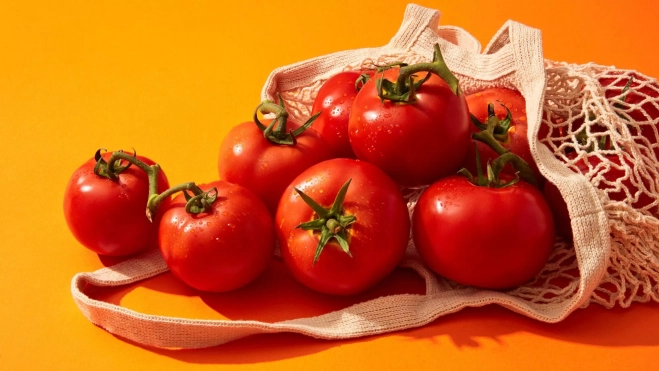Bolsa con tomates frescos / Foto: Canva Bolsa con tomates frescos / Foto: Canva