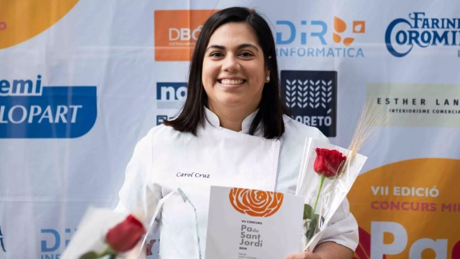 Carol Cruz, ganadora del mejor pan de Sant Jordi 2024 en la categoría de escuelas / SIMON SÁNCHEZ