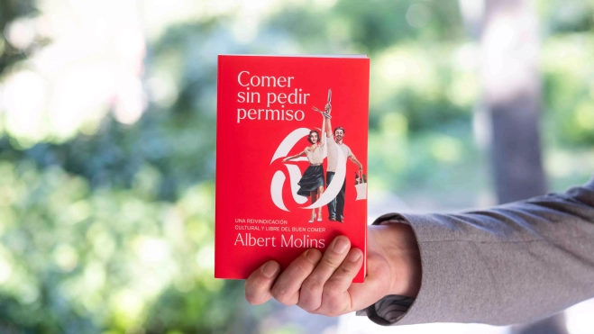 El libro 'Comer sin pedir permiso' de Albert Molins / SIMÓN SÁNCHEZ