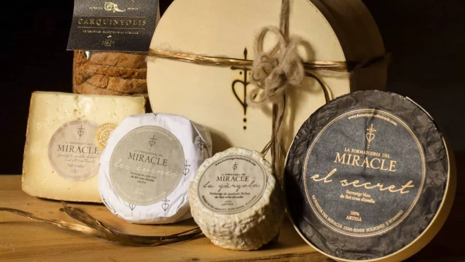 Distintos quesos de la Formatgeria El Miracle / Foto: Instagram
