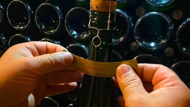 Botella con el sello CORPINNAT / Foto: Instagram