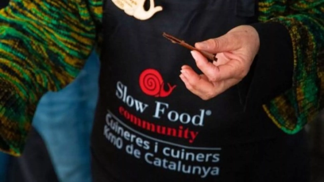 Logo de Slow Food Catalunya en el delantal de un cocinero / Foto: Instagram