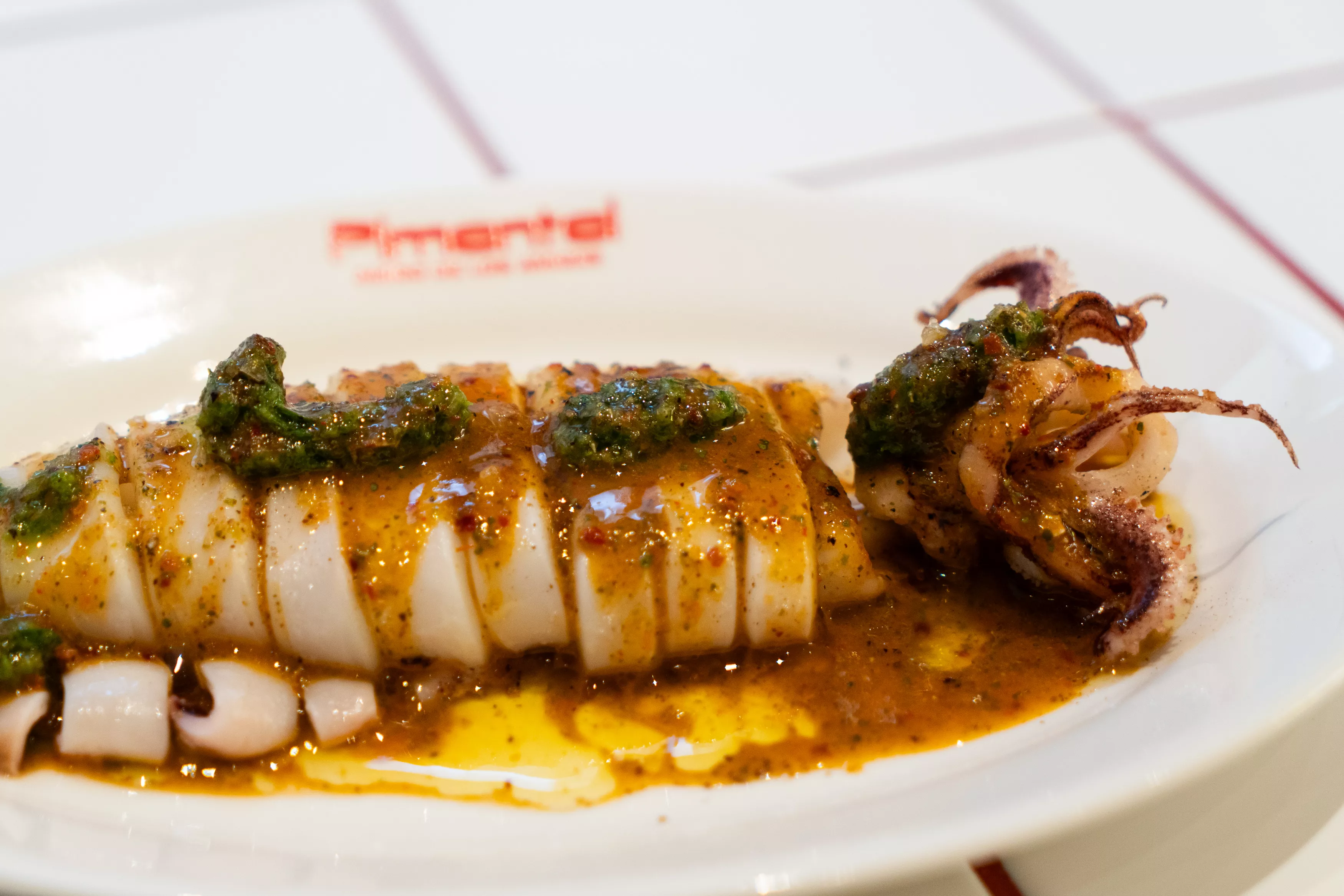 Calamar con ají amarillo y kimchi en el Bar Pimentel (Barcelona) / GALA ESPÍN
