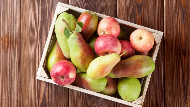 Caja con peras y manzanas / Foto: Canva