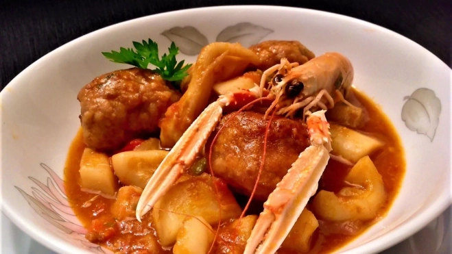 Plato de albóndigas con sepia / Foto: Antonio Ron