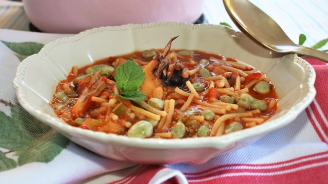 Fideos con habas y sepia / Foto: Antonio Ron