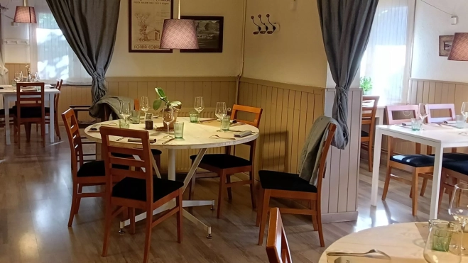 La sala del restaurante Fonda Cobadana en Urús / Foto: Òscar Gómez