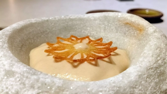 Espuma de coliflor con txangurro y gelée de mejillón con espinacas en MAE / Foto: Òscar Gómez