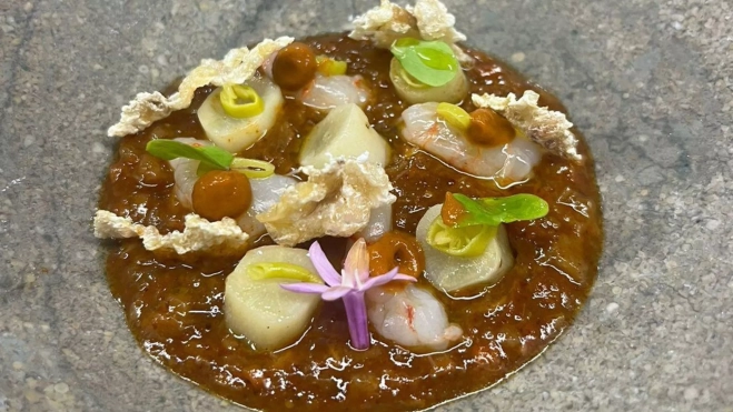 Guiso de tendones, manitas, salsifíes y gambas en MAE Barcelona / Foto cedida