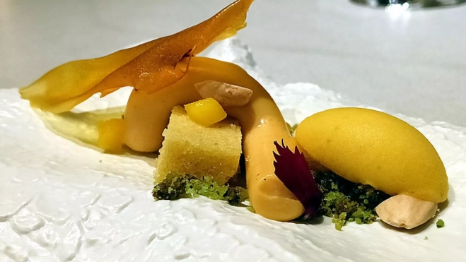 Chocolate blanco, chile, almendra, menta y mango / Foto: Òscar Gómez