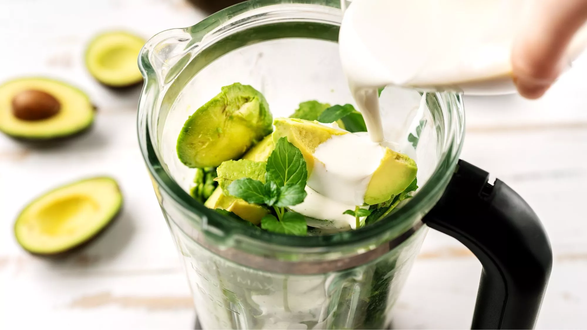 Procesador de alimentos con aguacate y otras hortalizas / Foto: Canva