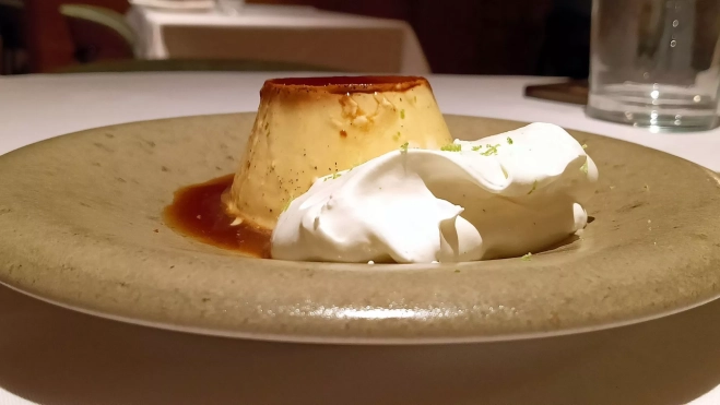 Flan elaborado con nata y vainilla, servido con chantilly y lima en Can Ugal / Foto: Òscar Gómez Flan elaborado con nata y vainilla, servido con chantilly y lima en Can Ugal / Foto: Òscar Gómez