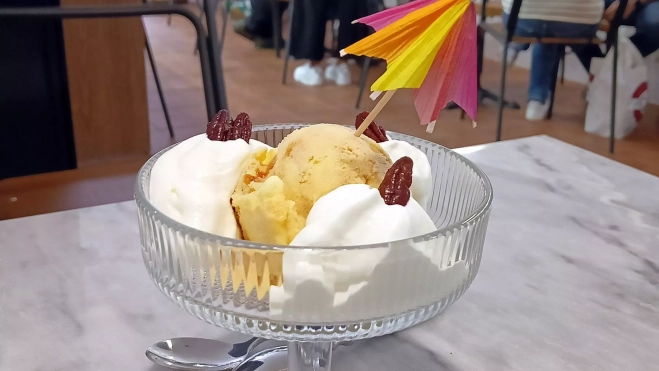 Flan helado con nata servido a la manera viejuna en Bodega Crudo / Foto: Òscar Gómez Flan helado con nata servido a la manera viejuna en Bodega Crudo / Foto: Òscar Gómez