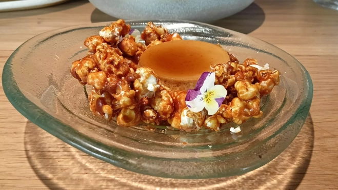 El sorprendente flan con maíz y palomitas del Tierra Brava / Foto: Òscar Gómez El sorprendente flan con maíz y palomitas del Tierra Brava / Foto: Òscar Gómez