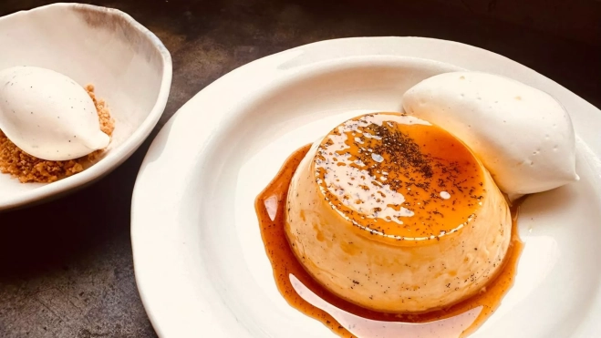 Flan con vainilla infusionada, nata y helado de Alkostat / Foto: Alkostat cedida Flan con vainilla infusionada, nata y helado de Alkostat / Foto: Alkostat cedida