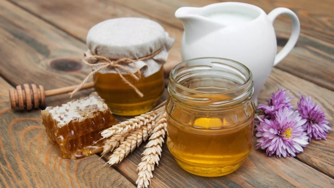 Leche y miel, ingredientes necesarios para la 'mel i mató' / Foto: Canva Leche y miel, ingredientes necesarios para la 'mel i mató' / Foto: Canva
