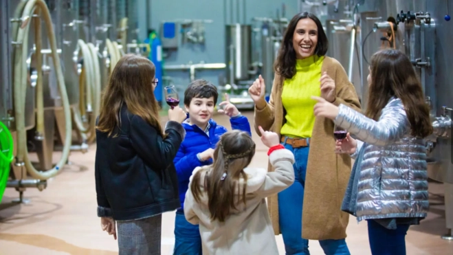 Visita con niños en la bodega Monte La Reina / Foto cedida Visita con niños en la bodega Monte La Reina / Foto cedida
