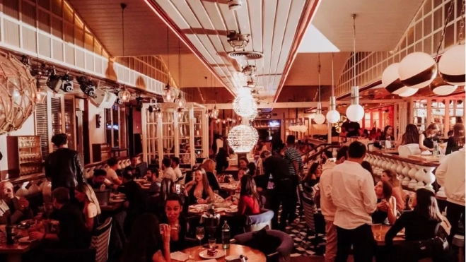 Clientes en el restaurante Clientes en el restaurante