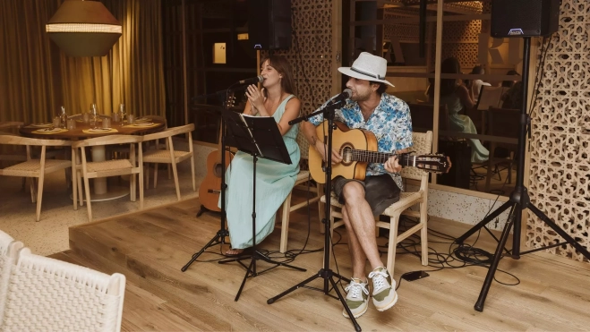 Los músicos Anna y Pepe Casi Ná actuando en el comedor del restaurante Rumbla / Foto cedida Los músicos Anna y Pepe Casi Ná actuando en el comedor del restaurante Rumbla / Foto cedida